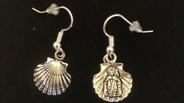 Earrings with scallop shell with St James figure £4