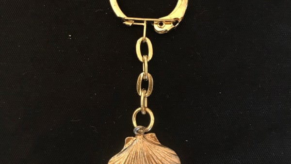 Bronze-coloured scallop shell keyring £2